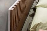 ΔΙΠΛΟ ΚΡΕΒΑΤΙ ΣΕ ΙΣΙΑ ΓΡΑΜΜΑ ΚΑΙ ΛΕΠΤΟΜΕΡΕΙΕΣ ΣΤΟ ΠΡΟΣΚΕΦΑΛΟ